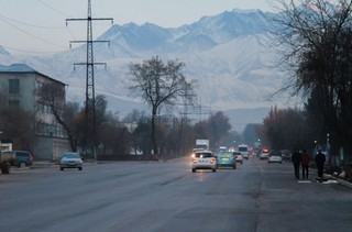 Бишкекчанин просит продлить время освещения улиц зимой до 8 утра (фото)