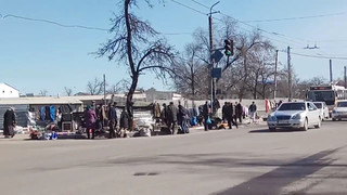 На пересечении улиц Кулиева и Московской в Бишкеке процветает стихийная торговля, - читатель (видео)