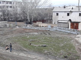 Жители Кызыл-Кии интересуются, насколько законно на ул.Юбилейной устанавливают вышку сотовой связи <i>(фото)</i>