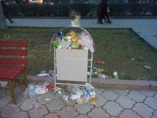 Читатель жалуется на мусор на площади Ала-Тоо после празднования Нооруза <i>(фото)</i>