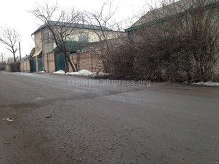 Читатель просит городские службы Бишкека демонтировать «лежачий полицейский» на ул.Кузбасской (фото)