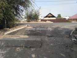 Бишкекчанин жалуется на то, что после ремонта дороги в столичном жилмассиве Красный строитель не сделаны тротуар и сливные арыки