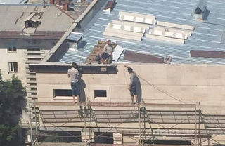 На Логвиненко-Фрунзе строители работают без страховки на 13-м этаже <i>(фото, видео)</i>