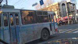 В Бишкеке на ул.Абдрахманова троллейбус №6 выехал за стоп линию - горожанин (видео)