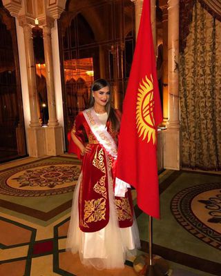 Украинская модель, выигравшая конкурс красоты от Кыргызстана, поздравила страну с Днем независимости