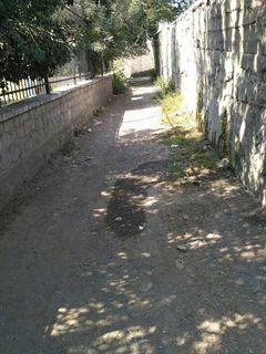 Тротуар возле школы им.Раззакова в Оше находится в плачевном состоянии (фото)