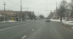 На ул.Токмокской между ул.Калинина и Ауэзова нет пешеходных переходов (видео)