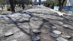 В Бишкекском парке на Южных воротах тротуары пришли в негодность, - горожанин (фото)