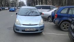 В Бишкеке на Токтогула-Панфилова водитель «Тойоты» припарковался на проезжей части дороги <i>(видео)</i>