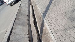 В Бишкеке на ул.Токтоналиева в арыке лежит бетонный столб, - горожанин (фото)