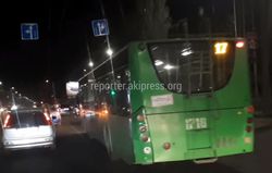 В Бишкеке на ул.Горького тролейбус №17 повернул со второго ряда, - очевидец (видео)