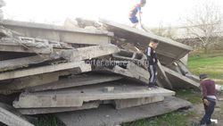 В новостройке Кырман возле жилых домов вывалили бетонные плиты (видео)