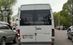 На Льва Толстого - Асаналиева водитель маршрутки №135 повернул со второй полосы <i>(видео)</i>