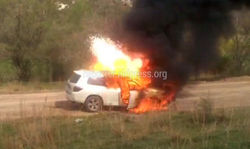Видео, фото — По дороге в Чункурчак сгорел внедорожник