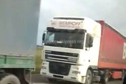 На КПП «Ак-Тилек» снова образовалась пробка большегрузных авто (видео)