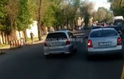 На Льва Толстого-Асаналиева водитель «Хонда Фит» выехал на встречную полосу (видео)