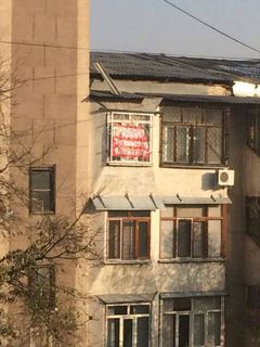В доме №256 по улице Сыдыкова над 19 квартирой не закреплен кусок шифера, - бишкекчанин