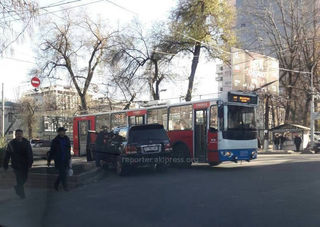 На Московской-Раззакова столкнулись троллейбус и джип <i>(фото)</i>
