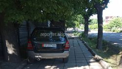 В районе Жибек Жолу–Суюмбаева водитель авто припарковался на тротуаре (фото)