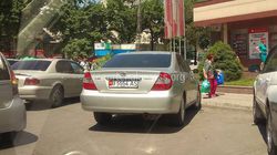 На ул.Боконбаева водитель «Тойоты» припарковался заняв два парковочных места (фото)