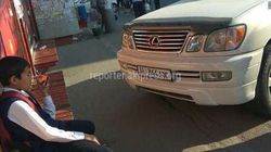 Возле Ошского рынка водитель «Лексуса» припарковался на автобусной остановке (фото)