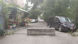 В 4 микрорайоне возле дома №26/1 загородили проезд бетонным блоком (фото)