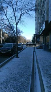 Житель Бишкека жалуется на «препятствия» на тротуарах по ул.Боконбаева <i>(фото)</i>