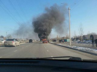В западной части Бишкека сгорела «Мазда» <i>(фото)</i>