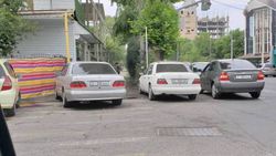 В Оше на Ленина–Аманбая Жунусова водители паркуются нарушая ПДД (фото)