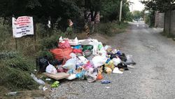 В Оше на ул.Султана Ибраимова более недели лежит мусор (фото)