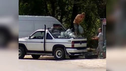На Исанова - Чуйкова водитель «Ниссана» возле мусорных баков выгрузил мешки со строительным мусором (видео)