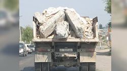 На объездной дороге грузовик перевозил строительный мусор представляя угрозу другим водителям (фото)