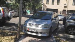 На Московской - Усенбаева водитель «Тойоты» с госномером B1612AL припарковался перегородив пешеходный переход (фото)