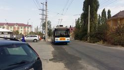 На Омуракунова - Ашар общественный транспорт останавливается на обочине дороги, создаются пробки (фото и видео)