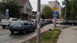 На ул.Боконбаева светофор работает всего 15 секунд, из-за чего образуется километровая пробка (видео)