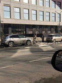Читатель жалуется, что на ул.Киевской нерастаявший снег вываливают на дорогу