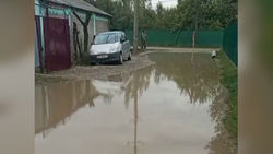 В Кербене на ул.Бейшеналиевой дождевая вода топит улицу из-за закопанного арыка (видео)