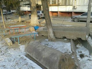 Бишкекчанин просит восстановить разрушенную детскую площадку и арыки в мкр Восток-5 (фото)