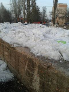 Сотрудники МЧС очищают от ледяных заторов русло реки Ала-Арча по ул.Малдыбаева, - житель (фото, видео)