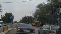 В Кызыл-Аскере пешеходный светофор создает пробку на дороге (фото)