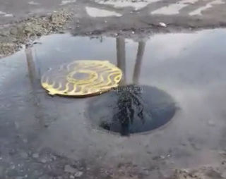 На Пушкина-Жданова в Канте из канализационого люка бежит вода на поверхность дороги (видео)