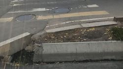 На Абдрахманова - Куренкеева пешеходный переход упирается в арык (фото)