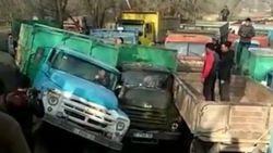 Видео — Очередь из грузовиков за свекловичным жомом в Каинды