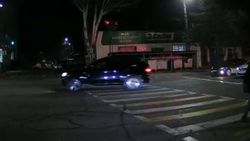 На Юнусалиева водитель «БМВ» объехал пробку по встречной полосе и проехал на красный свет светофора <i>(видео)</i>