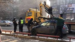 На Киевской эвакуируют неправильно припаркованную машину. Фото