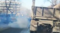 Видео — В центре Бишкека сильно дымит грузовик