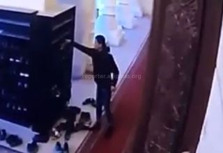 Парень в мечети украл кроссовки и телефон (видео)