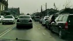 В Оше по ул.Шакирова машины паркуются на проезжей части дороги. Видео