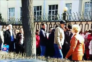 Выборы президента РФ. В Бишкеке возле посольства России выстроилась большая очередь <i>(фото, видео)</i>