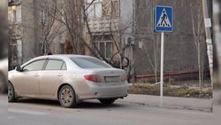 В Бишкеке водитель «Тойоты» припарковался на пешеходном переходе. По Carcheck за машиной числятся 5 штрафов